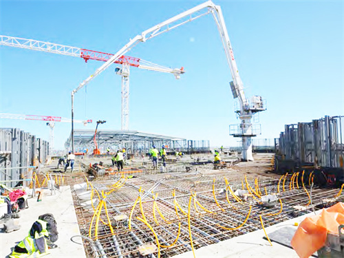 建筑工程必備機(jī)械，混凝土布料機(jī)。